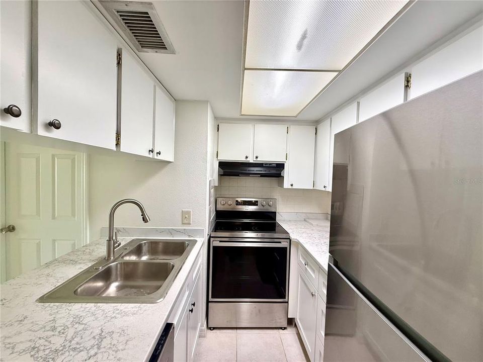 For Rent: $1,295 (1 beds, 1 baths, 728 Square Feet)