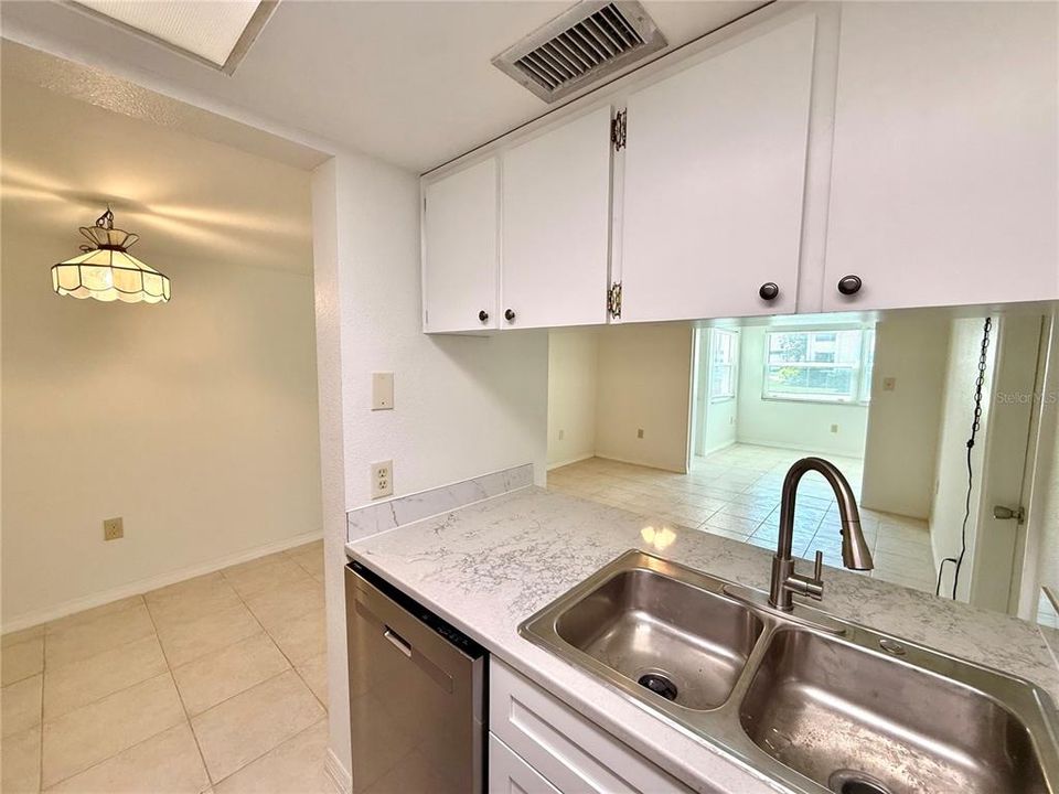For Rent: $1,295 (1 beds, 1 baths, 728 Square Feet)