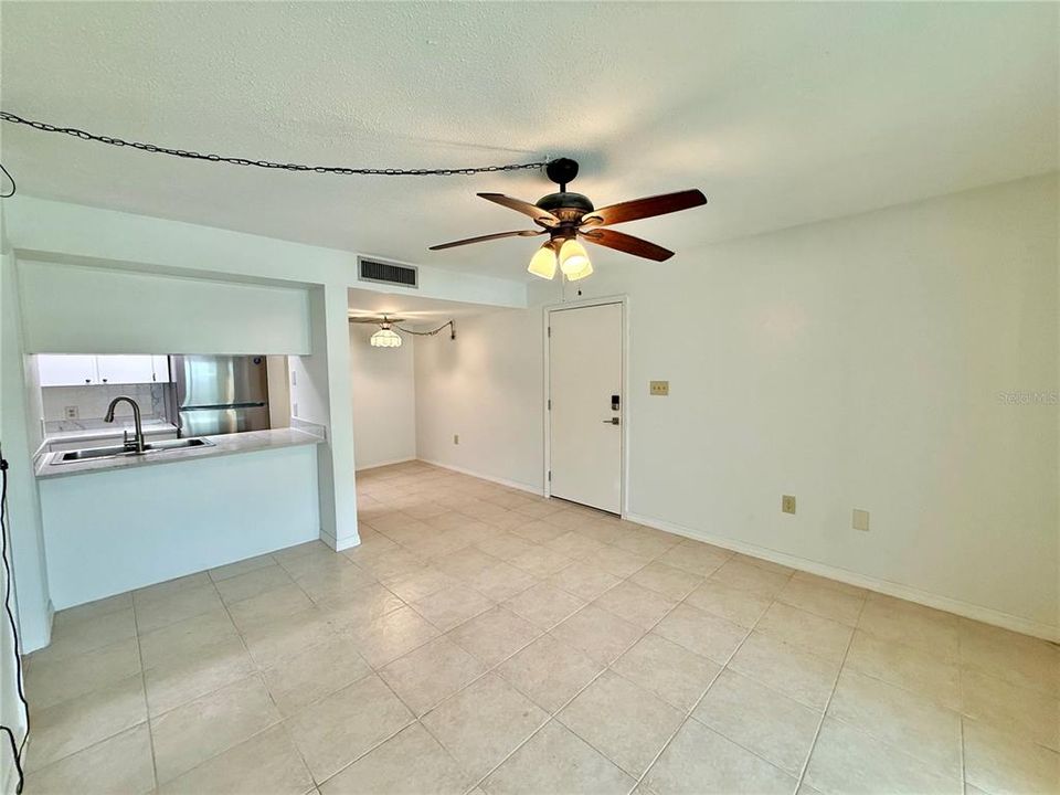 For Rent: $1,295 (1 beds, 1 baths, 728 Square Feet)
