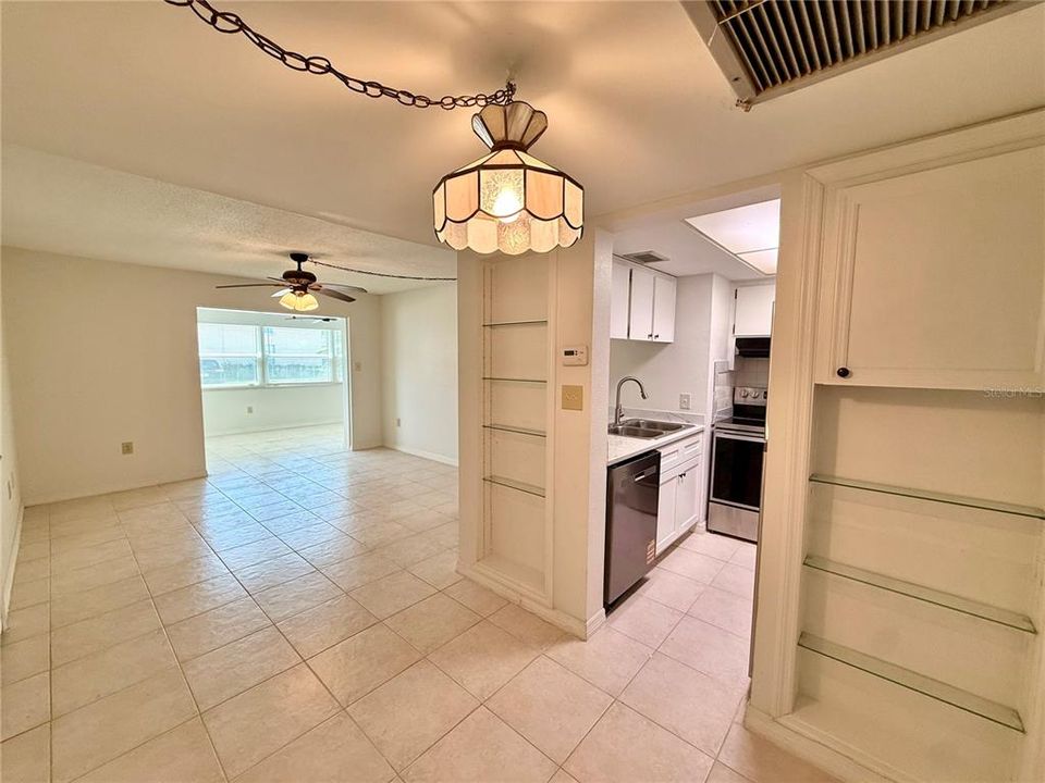 For Rent: $1,295 (1 beds, 1 baths, 728 Square Feet)