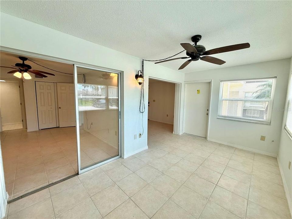 For Rent: $1,295 (1 beds, 1 baths, 728 Square Feet)