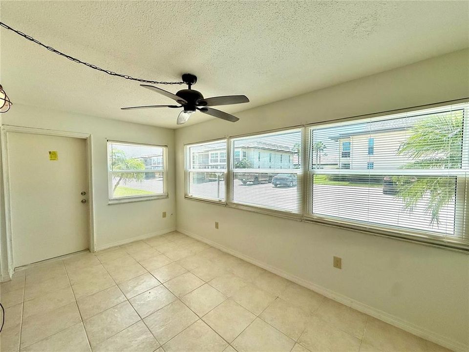 For Rent: $1,295 (1 beds, 1 baths, 728 Square Feet)