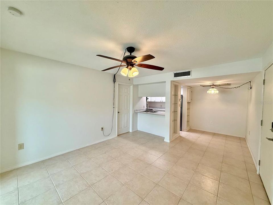 For Rent: $1,295 (1 beds, 1 baths, 728 Square Feet)
