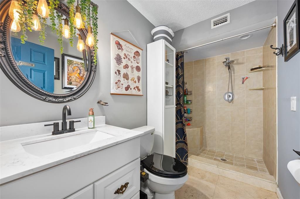 For Sale: $159,000 (2 beds, 2 baths, 887 Square Feet)