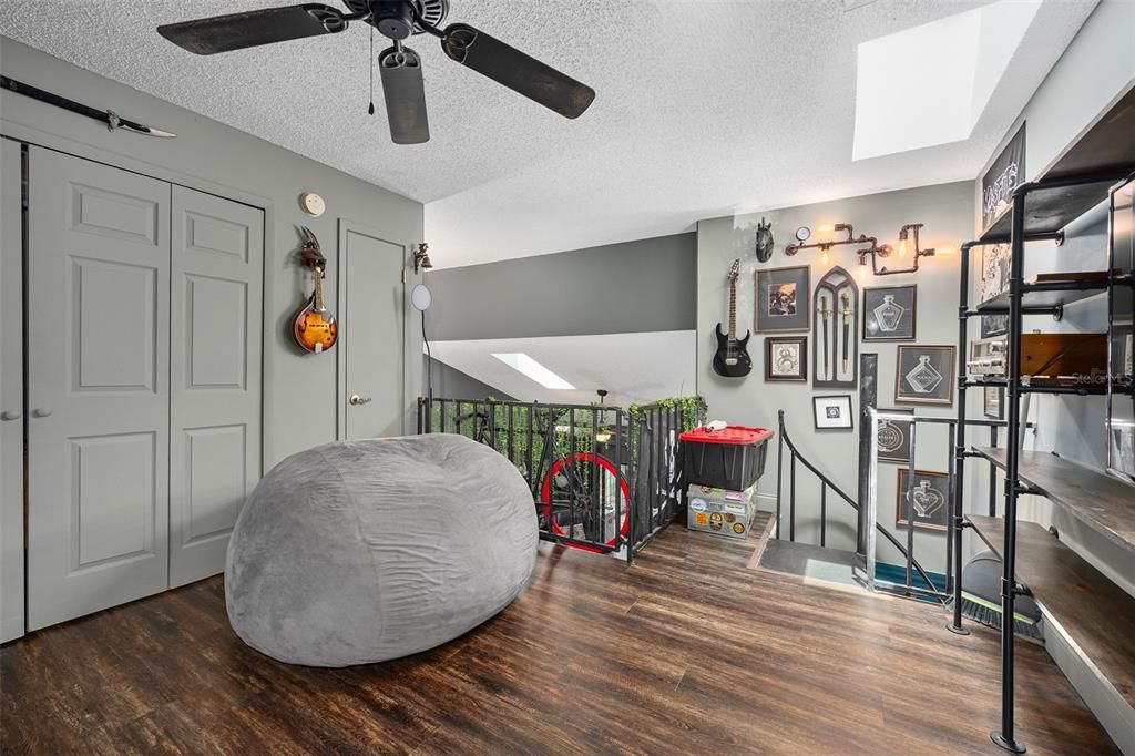 For Sale: $159,000 (2 beds, 2 baths, 887 Square Feet)