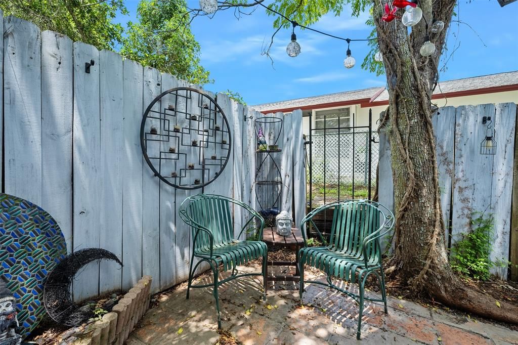 For Sale: $159,000 (2 beds, 2 baths, 887 Square Feet)
