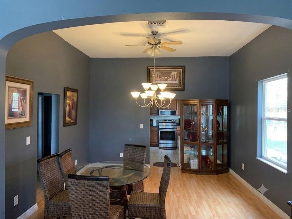 En Venta: $325,000 (4 camas, 2 baños, 2096 Pies cuadrados)