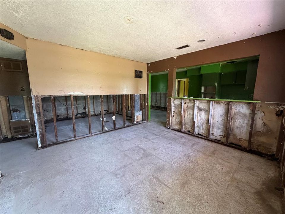 На продажу: $220,000 (4 спален, 2 ванн, 1095 Квадратных фут)