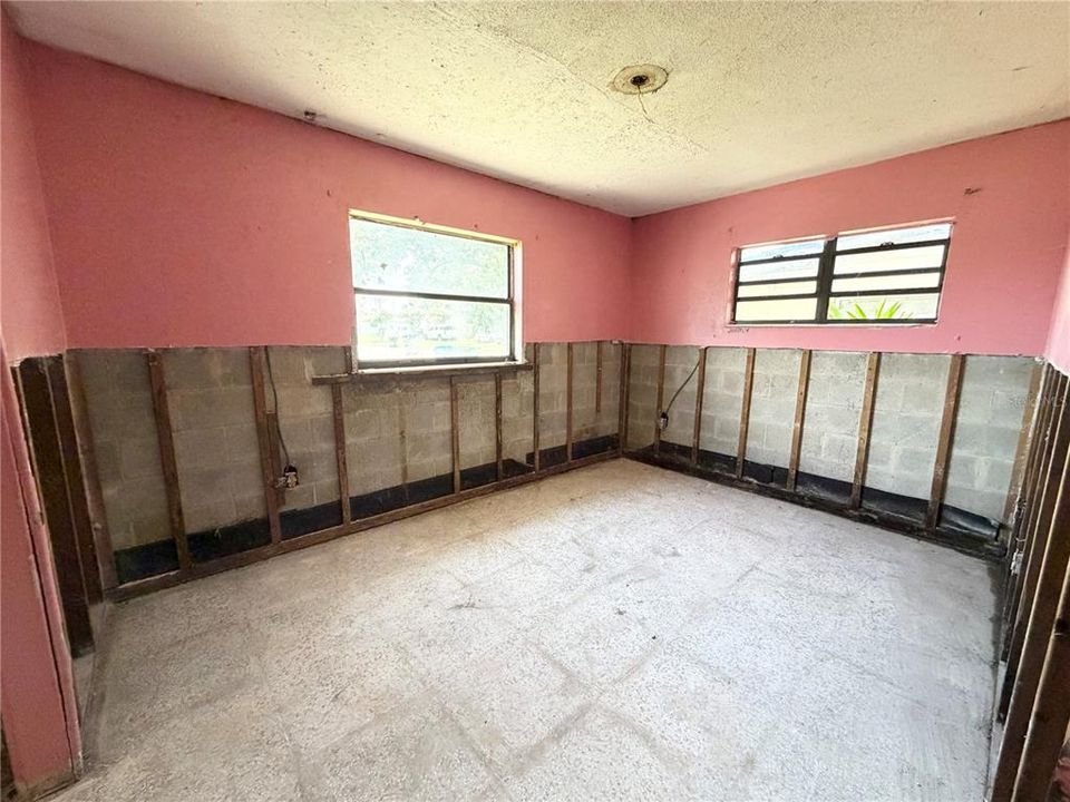 На продажу: $220,000 (4 спален, 2 ванн, 1095 Квадратных фут)