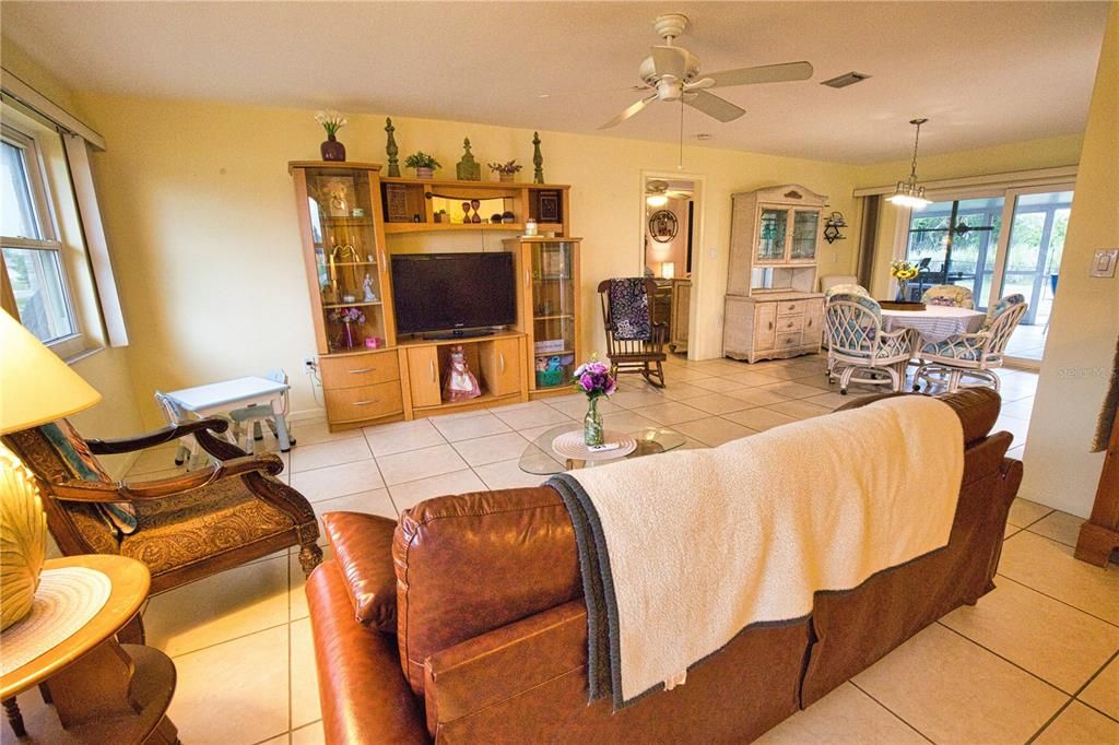 For Sale: $285,000 (3 beds, 2 baths, 1839 Square Feet)