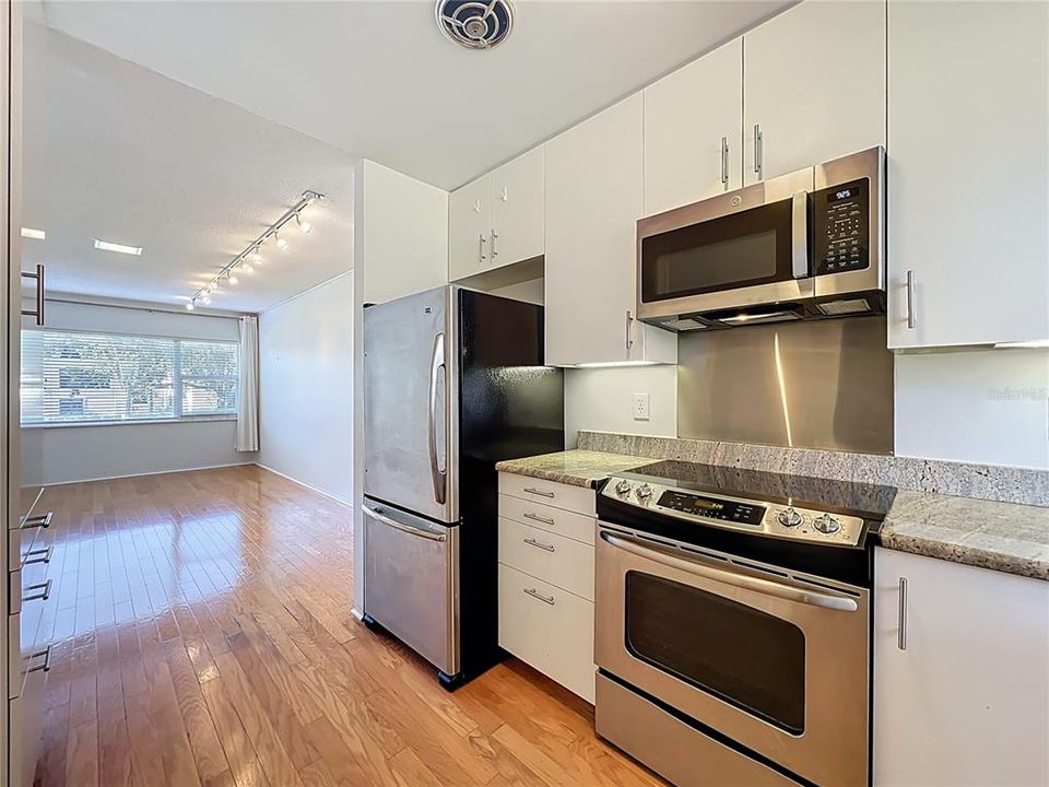 For Rent: $2,200 (1 beds, 1 baths, 673 Square Feet)