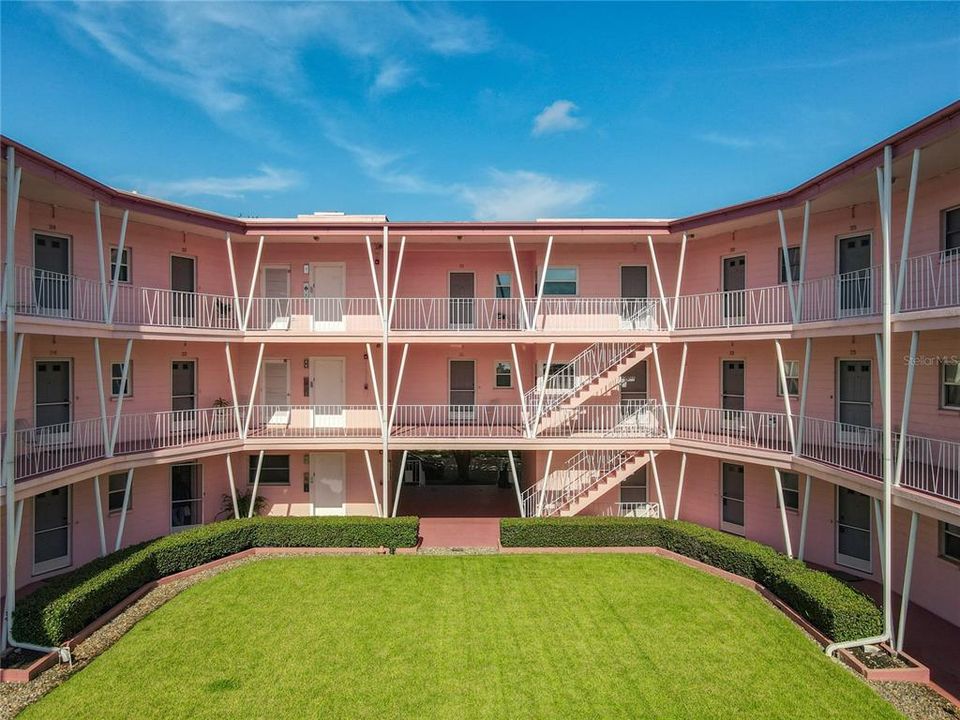For Rent: $2,200 (1 beds, 1 baths, 673 Square Feet)