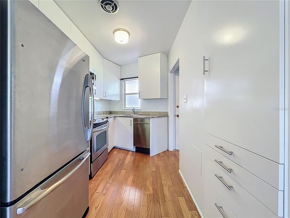 For Rent: $2,200 (1 beds, 1 baths, 673 Square Feet)