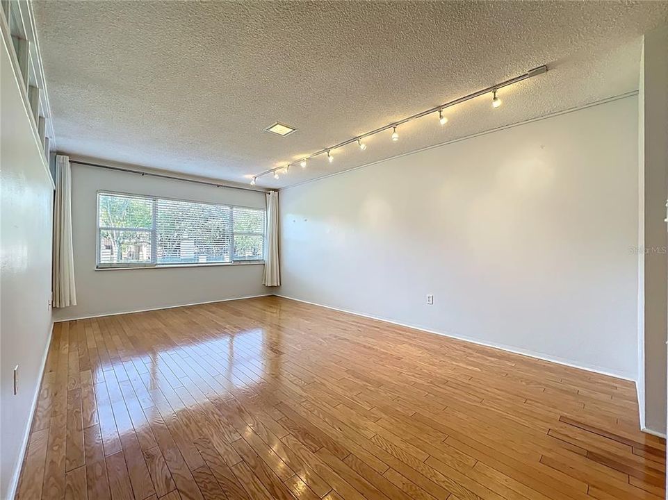 For Rent: $2,200 (1 beds, 1 baths, 673 Square Feet)