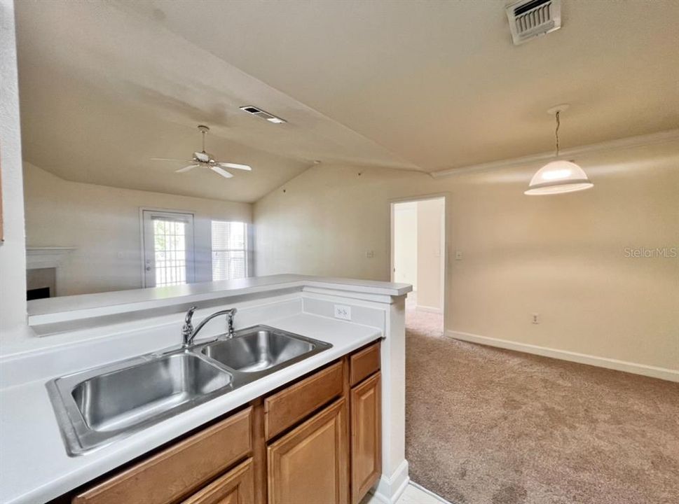 В аренду: $1,695 (2 спален, 2 ванн, 1133 Квадратных фут)