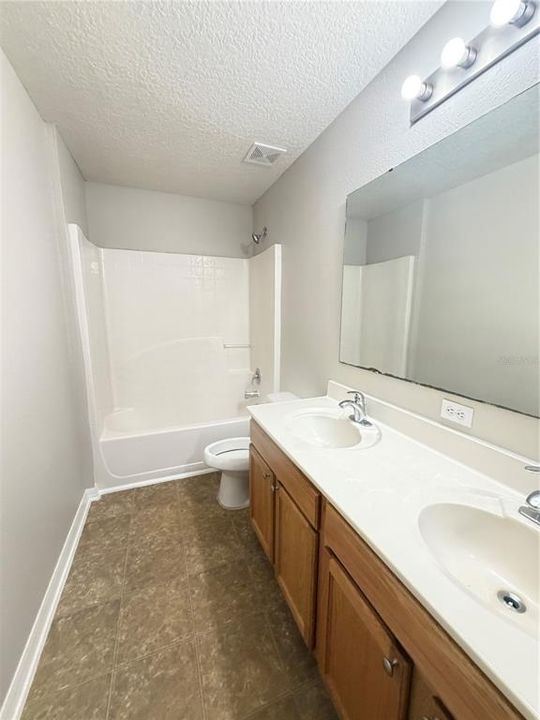 На продажу: $329,900 (4 спален, 2 ванн, 2936 Квадратных фут)