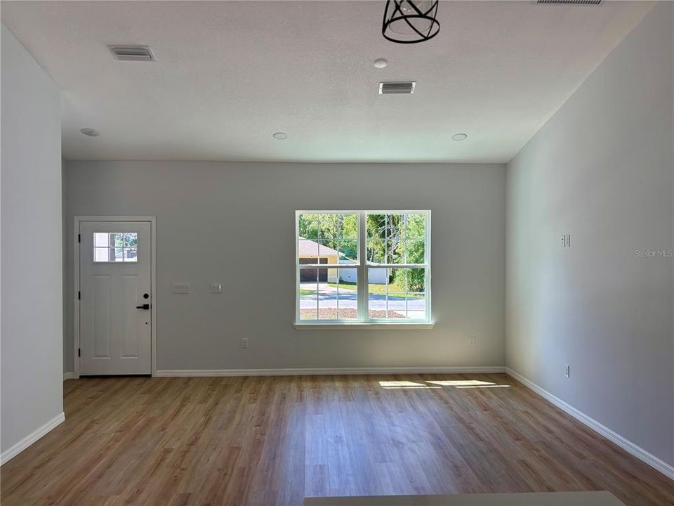 For Sale: $279,000 (3 beds, 2 baths, 1392 Square Feet)