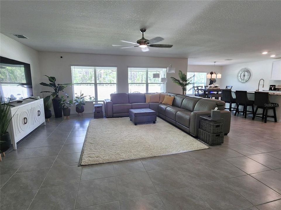 En Venta: $399,000 (4 camas, 2 baños, 2319 Pies cuadrados)