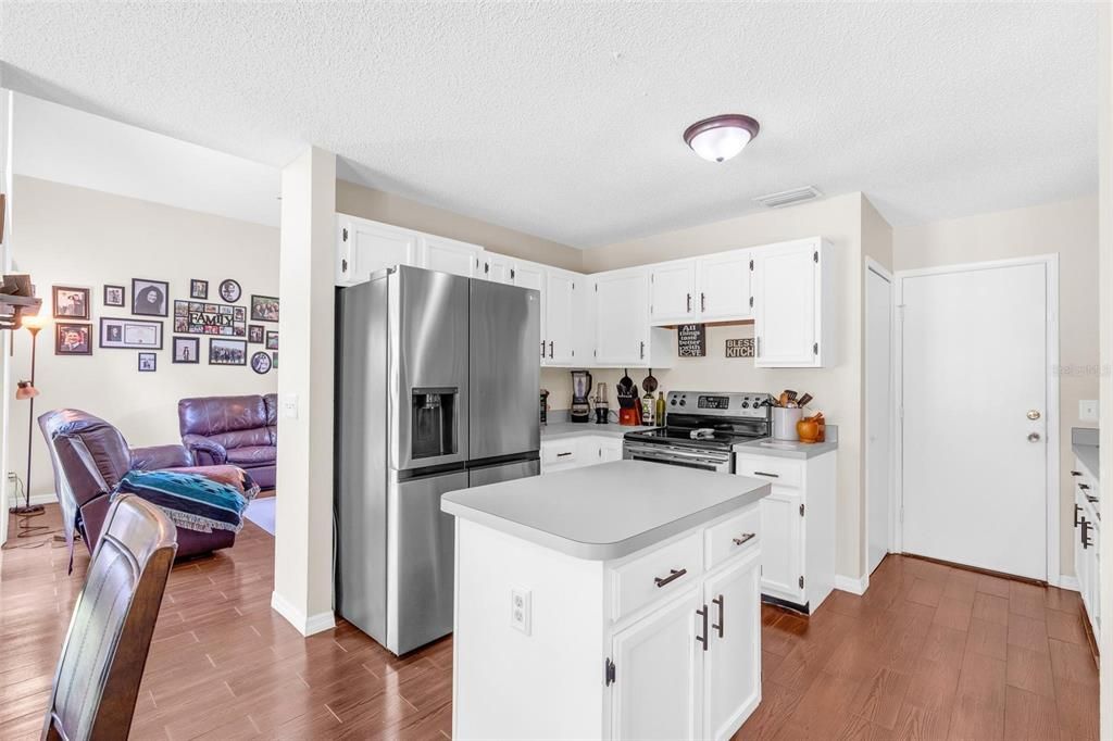 На продажу: $394,999 (3 спален, 2 ванн, 1403 Квадратных фут)