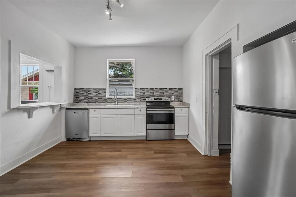 На продажу: $334,900 (4 спален, 2 ванн, 1444 Квадратных фут)