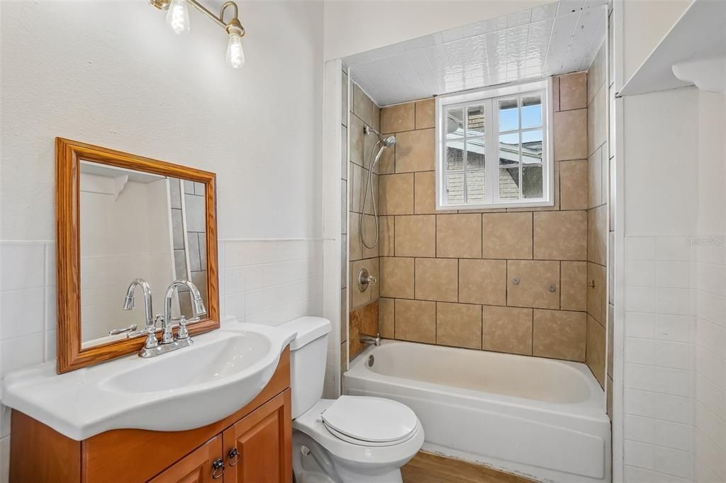 На продажу: $334,900 (4 спален, 2 ванн, 1444 Квадратных фут)