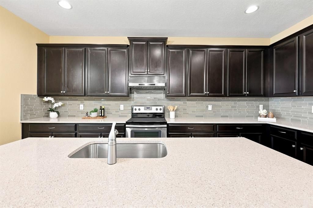 En Venta: $559,900 (4 camas, 2 baños, 3047 Pies cuadrados)