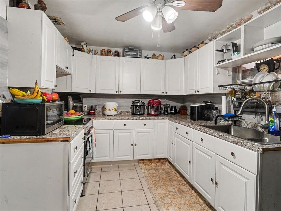 На продажу: $299,999 (3 спален, 2 ванн, 1575 Квадратных фут)