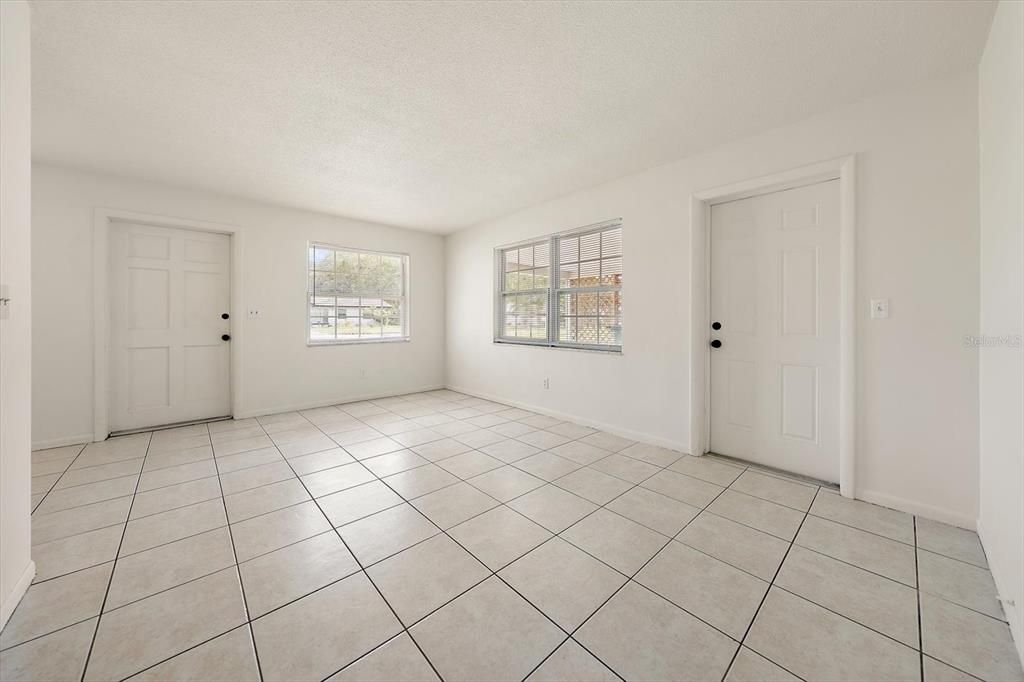 En Venta: $449,000 (4 camas, 0 baños, 1980 Pies cuadrados)