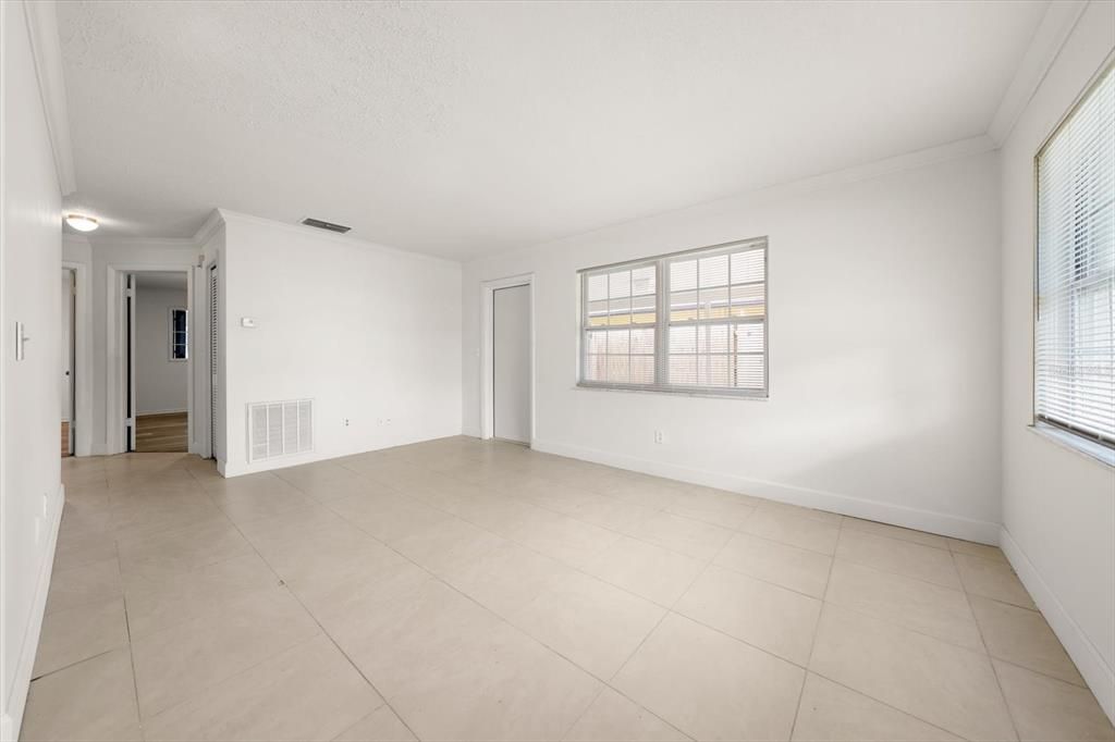 En Venta: $449,000 (4 camas, 0 baños, 1980 Pies cuadrados)