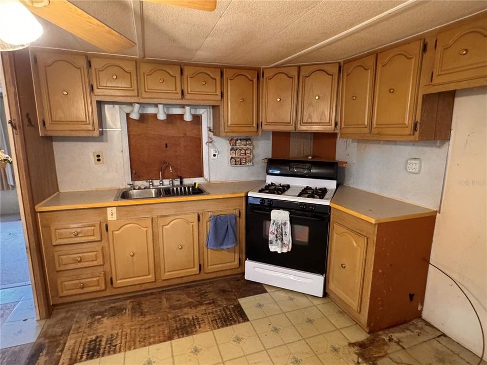 На продажу: $99,000 (2 спален, 1 ванн, 775 Квадратных фут)