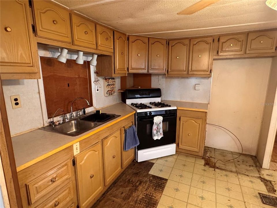 На продажу: $99,000 (2 спален, 1 ванн, 775 Квадратных фут)