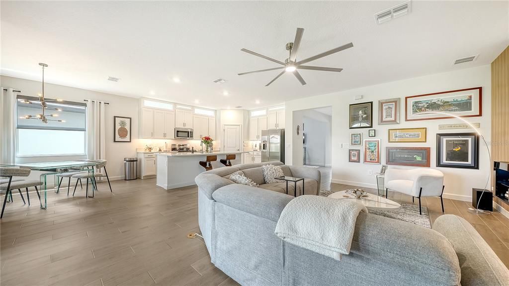 En Venta: $379,000 (2 camas, 2 baños, 1956 Pies cuadrados)
