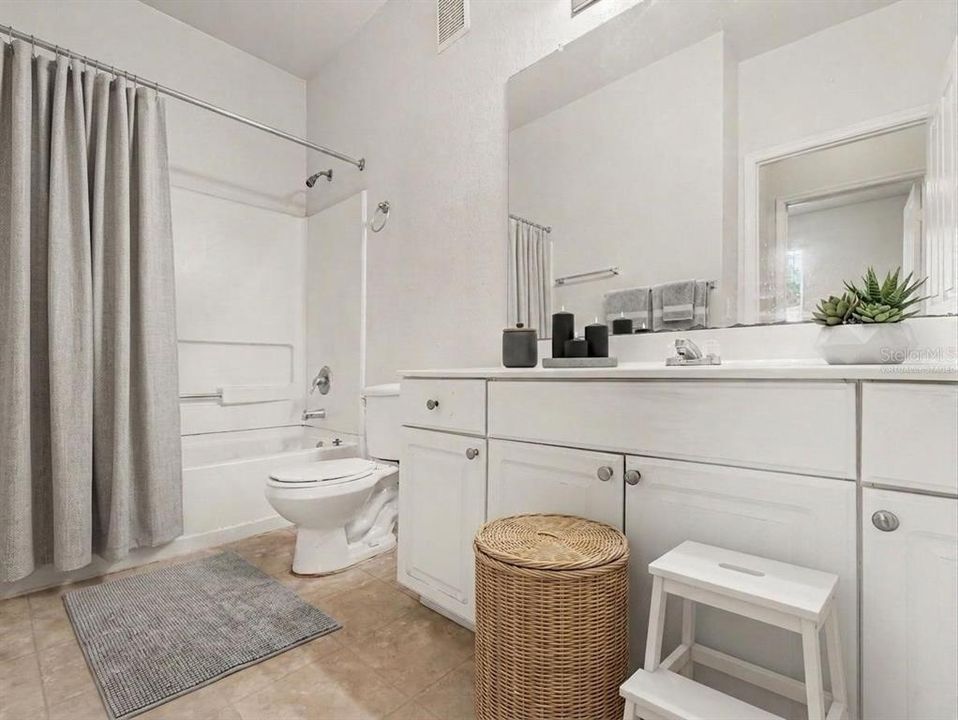For Sale: $135,000 (1 beds, 1 baths, 808 Square Feet)