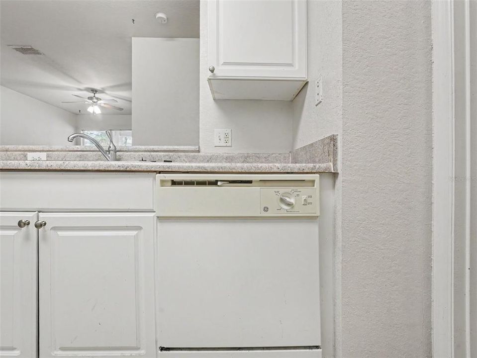 For Sale: $135,000 (1 beds, 1 baths, 808 Square Feet)