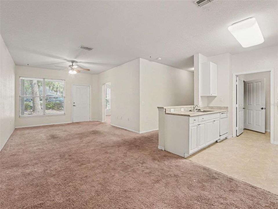 For Sale: $135,000 (1 beds, 1 baths, 808 Square Feet)