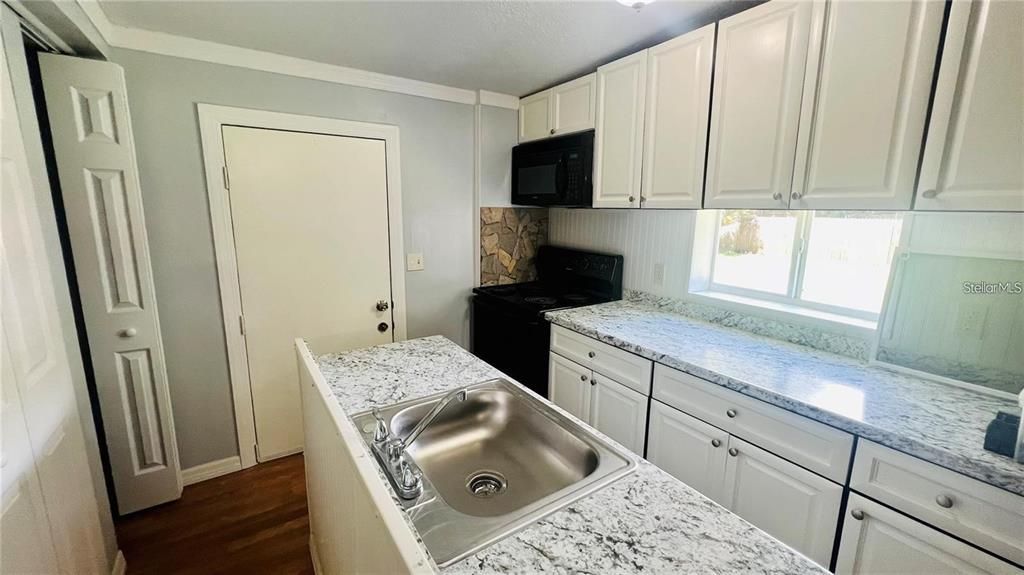 For Rent: $1,600 (3 beds, 2 baths, 828 Square Feet)