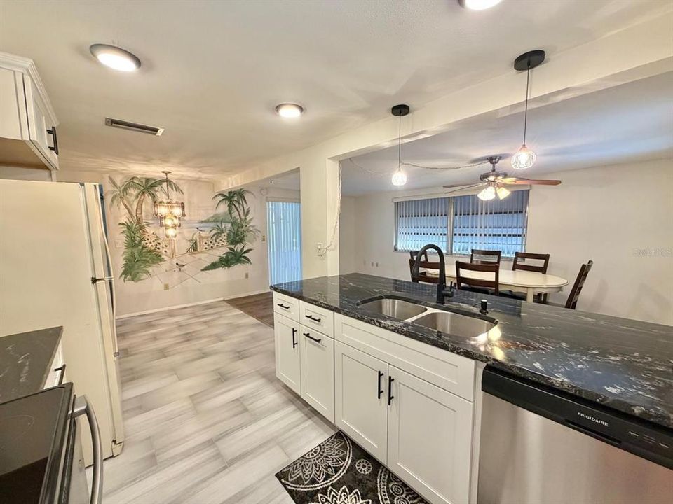 В аренду: $1,800 (2 спален, 1 ванн, 1275 Квадратных фут)