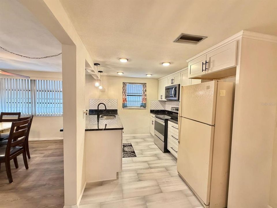 В аренду: $1,800 (2 спален, 1 ванн, 1275 Квадратных фут)