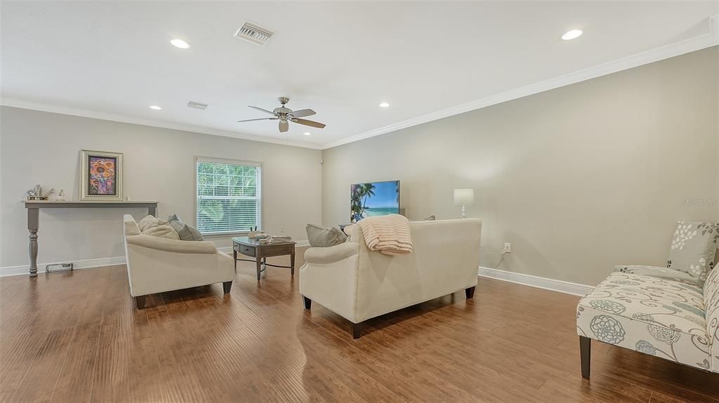 En Venta: $585,000 (3 camas, 2 baños, 2482 Pies cuadrados)