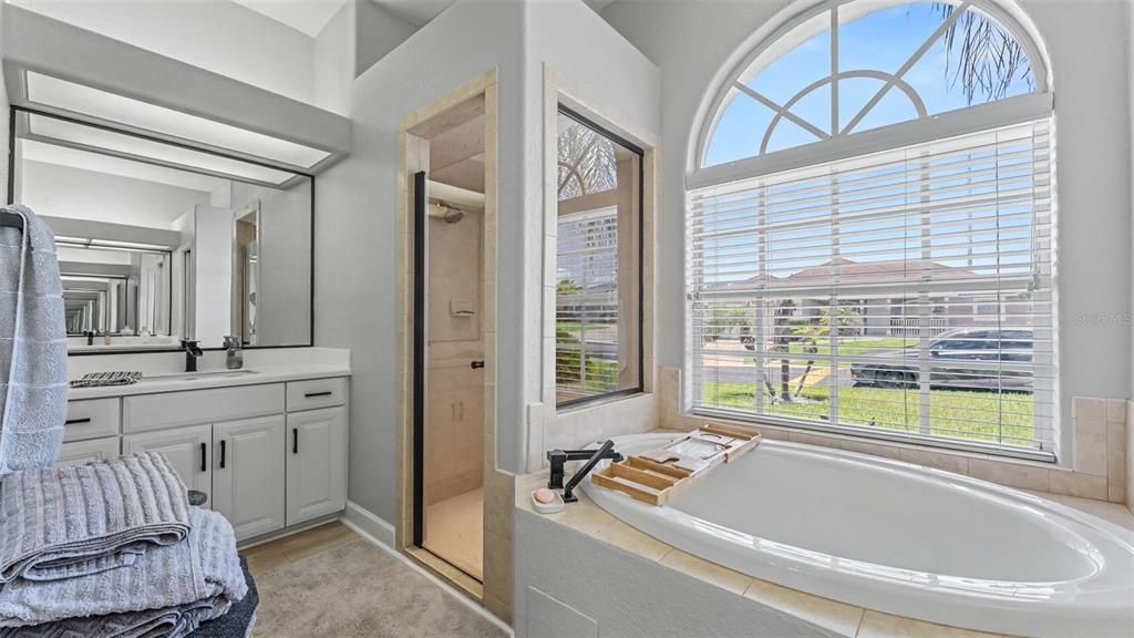 Activo con contrato: $505,000 (4 camas, 3 baños, 2400 Pies cuadrados)
