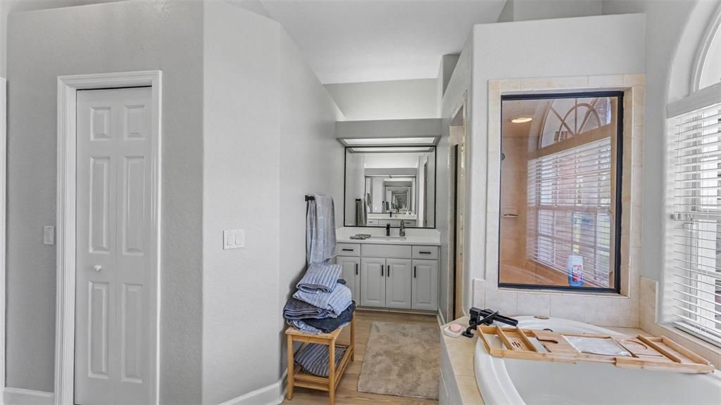 Activo con contrato: $505,000 (4 camas, 3 baños, 2400 Pies cuadrados)