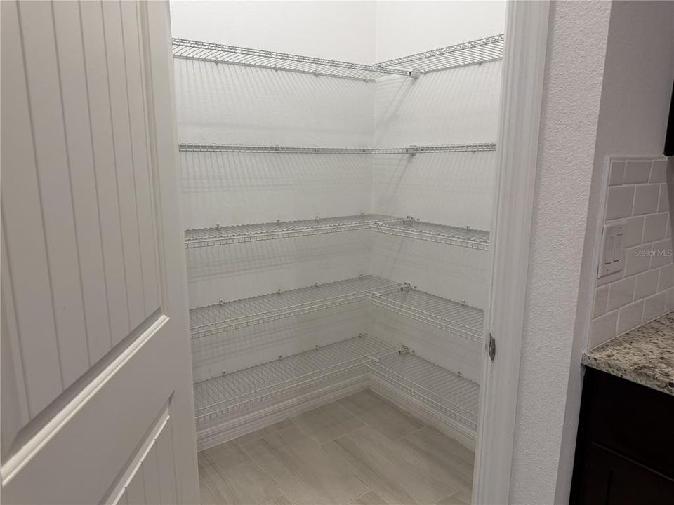 Activo con contrato: $2,800 (3 camas, 2 baños, 1705 Pies cuadrados)