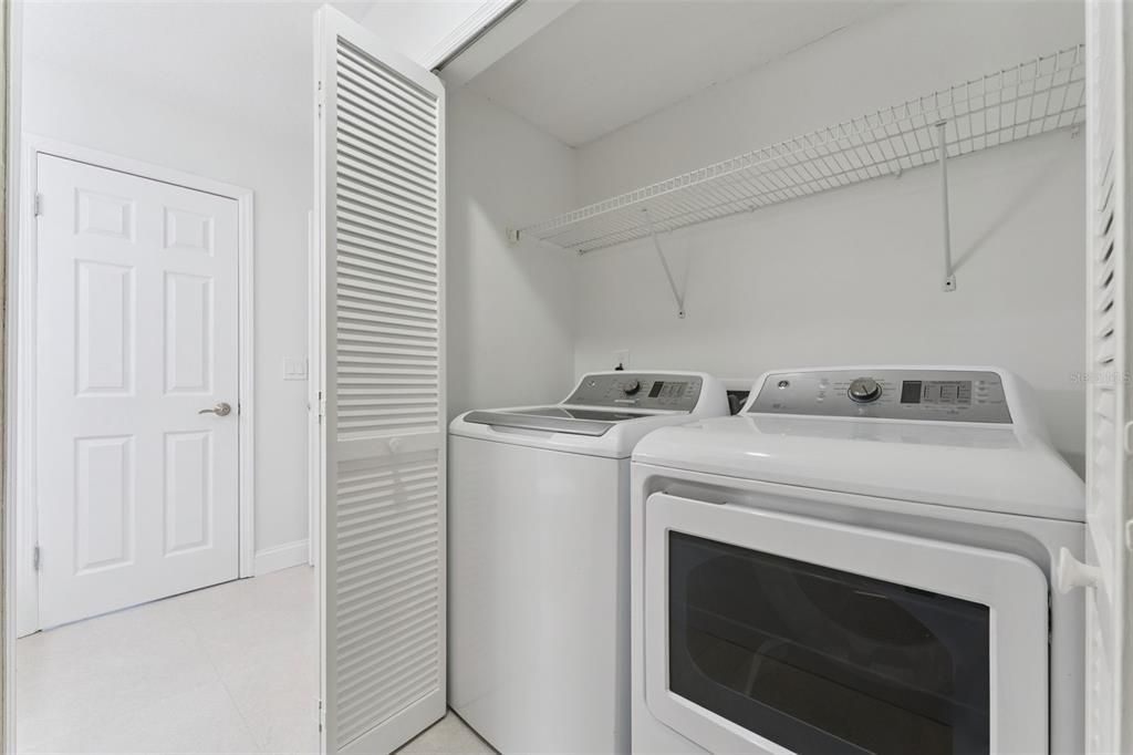For Sale: $215,000 (2 beds, 2 baths, 952 Square Feet)