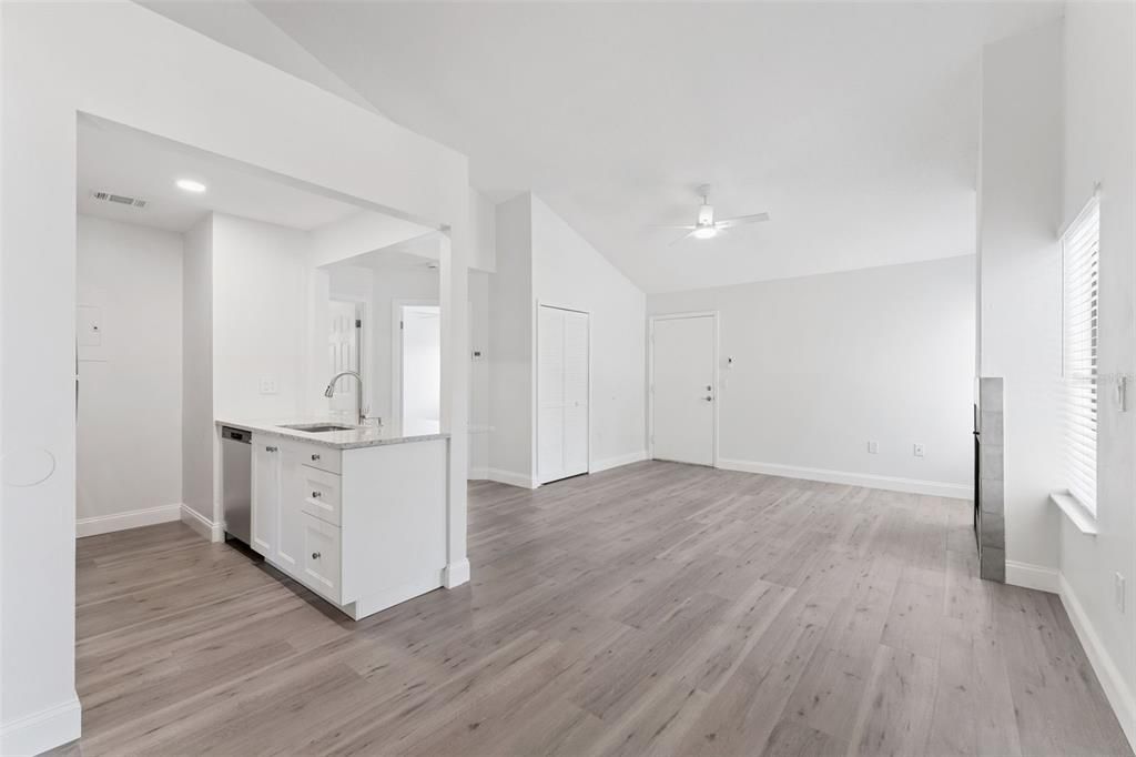 For Sale: $215,000 (2 beds, 2 baths, 952 Square Feet)