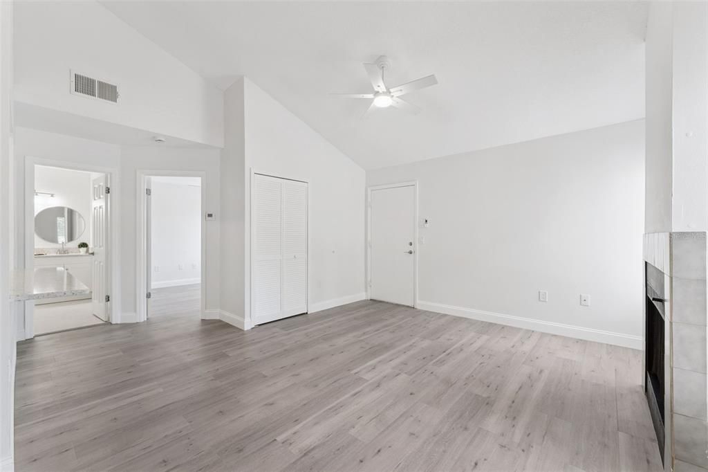 For Sale: $215,000 (2 beds, 2 baths, 952 Square Feet)