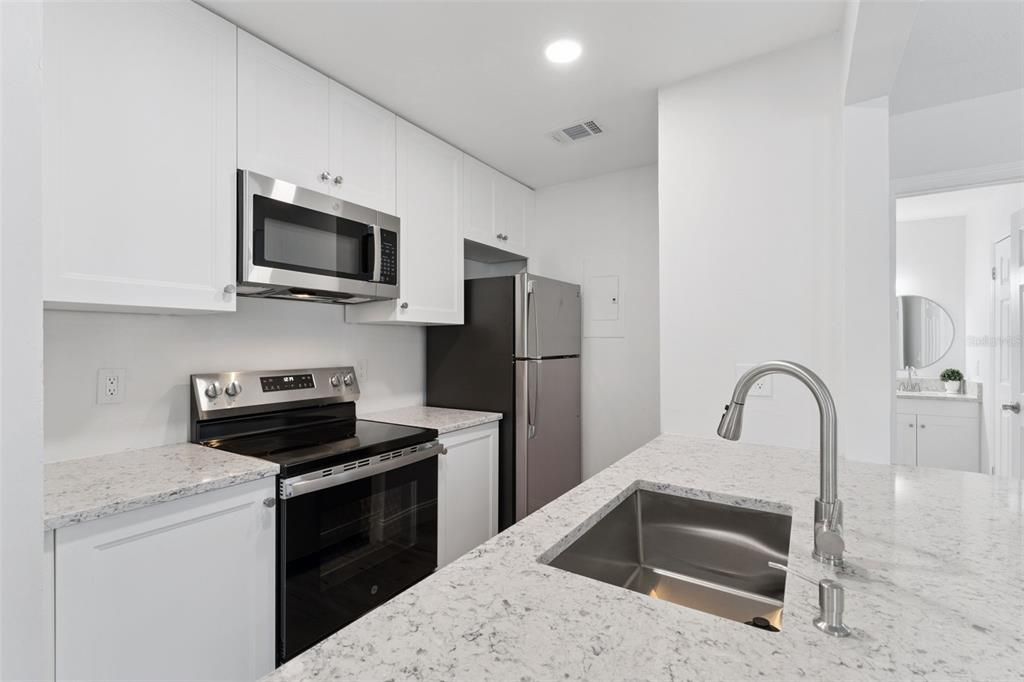 For Sale: $215,000 (2 beds, 2 baths, 952 Square Feet)