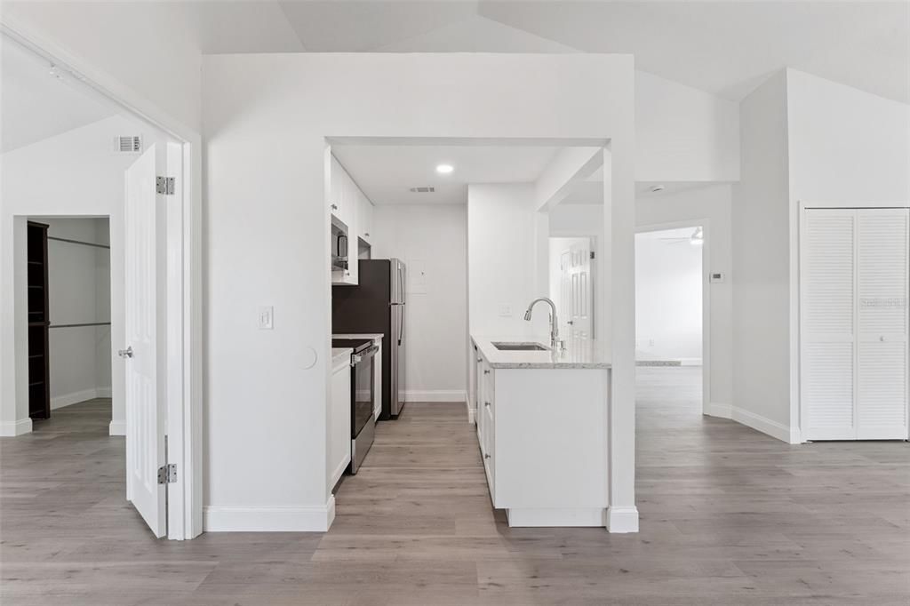 For Sale: $215,000 (2 beds, 2 baths, 952 Square Feet)