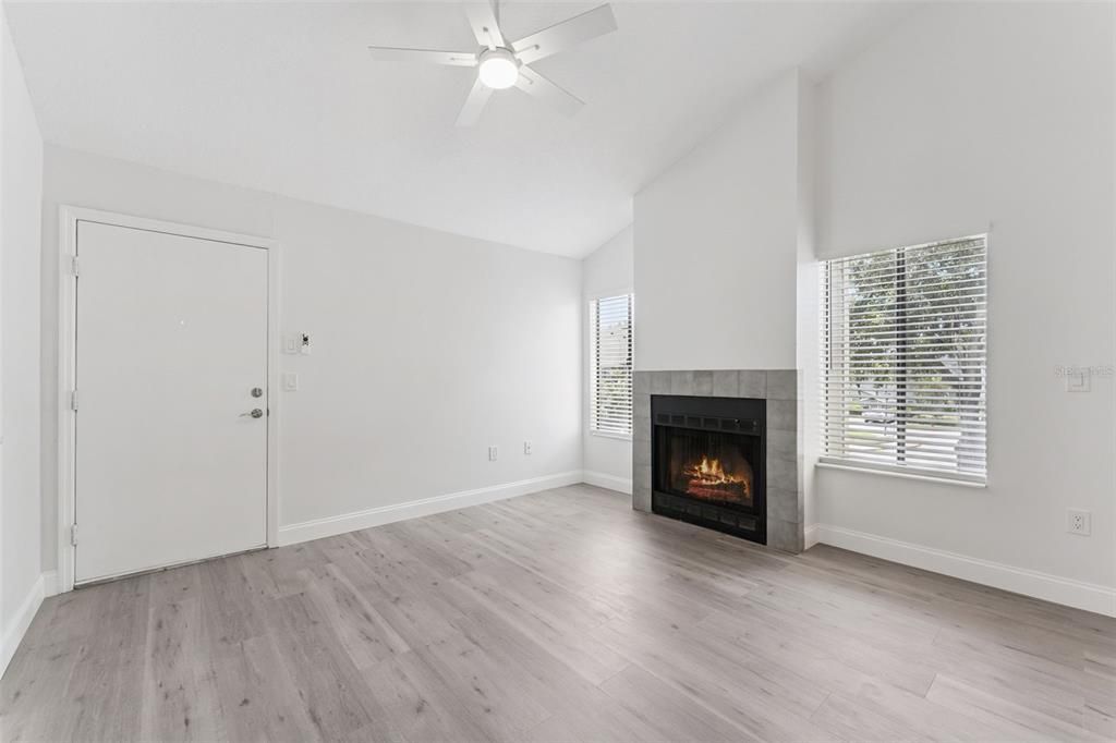 For Sale: $215,000 (2 beds, 2 baths, 952 Square Feet)
