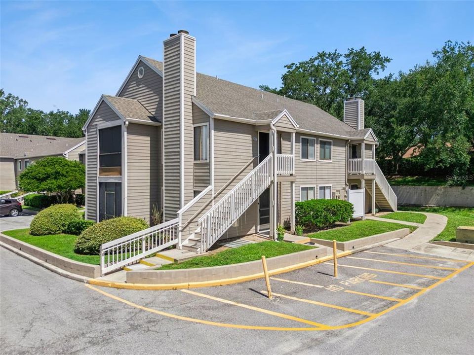 For Sale: $215,000 (2 beds, 2 baths, 952 Square Feet)