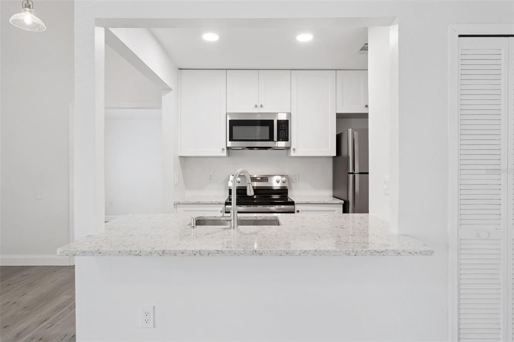 For Sale: $215,000 (2 beds, 2 baths, 952 Square Feet)